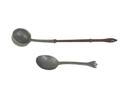 Lot 140 - A pewter dog nose spoon and a pewter ladle with fruitwood handle