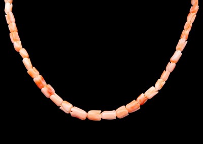 Lot 48 - A pink conch shell flower head carved bead necklace.