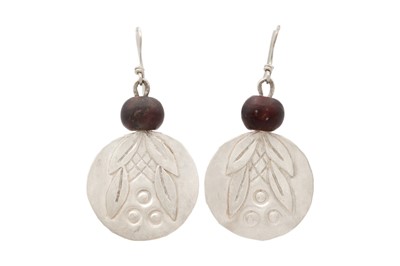 Lot 33 - GUY ROYLE - A pair of silver and garnet bead pendant earrings.