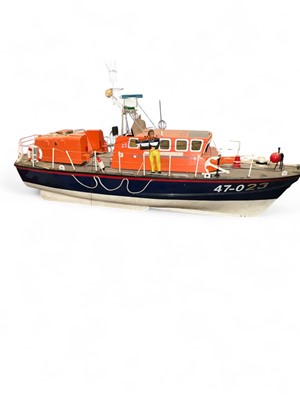 Lot 1023 - A model lifeboat