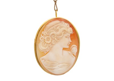 Lot 90 - An Italian 18ct mounted shell cameo brooch pendant.