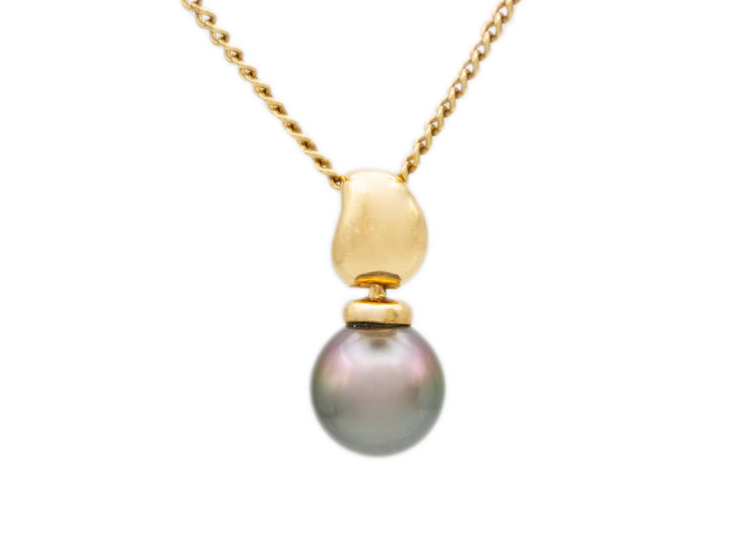 Lot 95 - An 18ct mounted cultured grey pearl pendant on an 18ct 23" curb link chain.