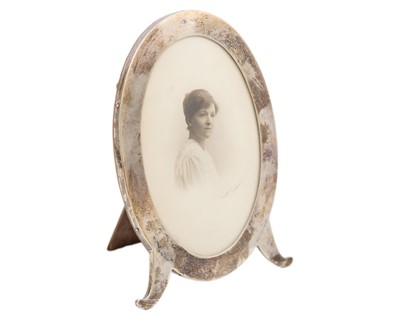 Lot 148 - A George V silver mounted oval photograph frame by Colen Hewer Cheshire.