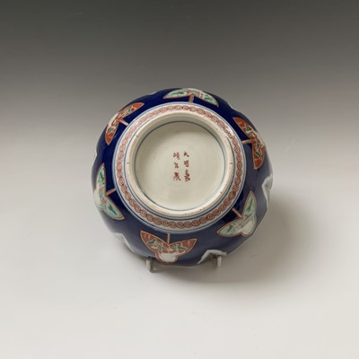 Lot 181 - A Chinese imari bowl, late 19th century, red...