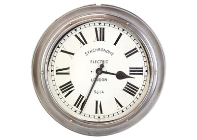 Lot 585 - A circular wall clock.