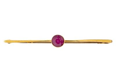 Lot 161 - A 9ct bar brooch set with a solitaire garnet.