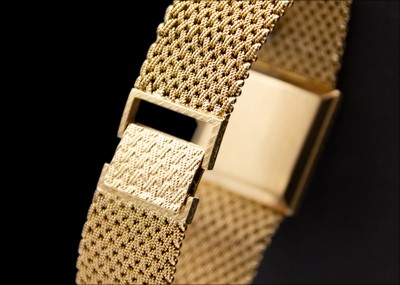 Lot 153 - BUECHE-GIROD - A 9ct gentleman's mesh bracelet quartz wristwatch.