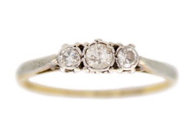 Lot 155 - An 18k yellow gold three-stone diamond ring.