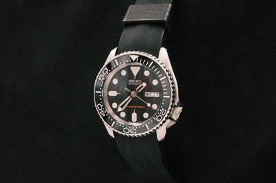 Lot 145 - SEIKO - An automatic diver's stainless steel gentleman's wristwatch.