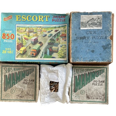 Lot 133 - Five vintage jigsaw puzzles.