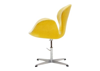 Lot 1138 - An Arne Jacobsen (1902-1971) Swan chair.