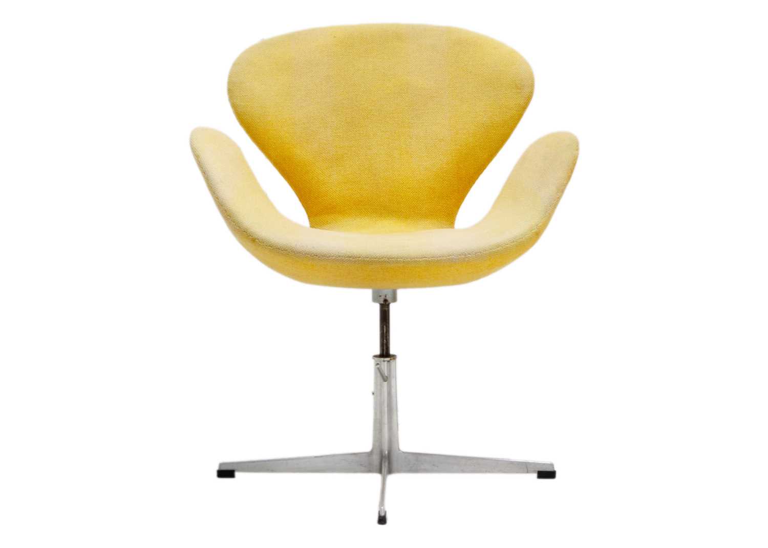 Lot 1138 - An Arne Jacobsen (1902-1971) Swan chair.