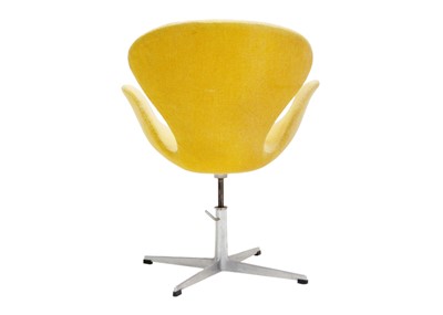 Lot 1138 - An Arne Jacobsen (1902-1971) Swan chair.