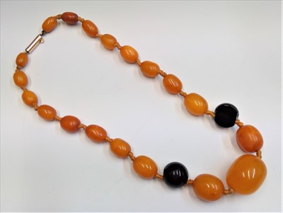 Lot 2628 - An amber necklace.