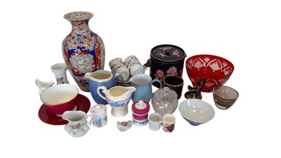 Lot 89 - A collection of glassware and ceramics,...