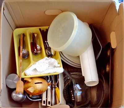 Lot 115 - A box of kitchenware items.