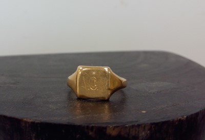 Lot 21 - A 9ct gold signet ring, 2g and size I.