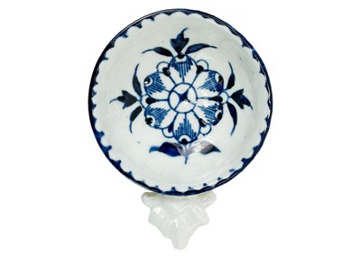 Lot 398 - A Derby blue and white wine taster.