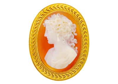 Lot 77 - A 19th-century high-purity gold banded agate cameo brooch.