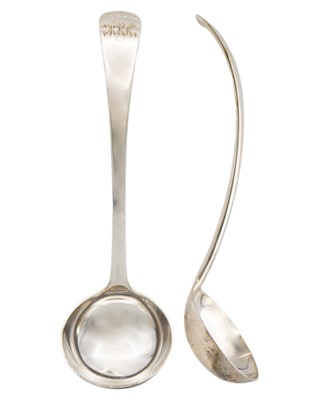 Lot 103 - A pair of silver Edward VII sauce ladles in a box.