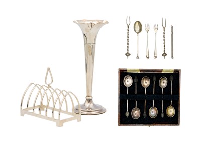 Lot 124 - A selection of silver items.