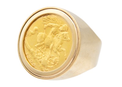 Lot 18 - A half sovereign 9ct gold gentleman's ring.