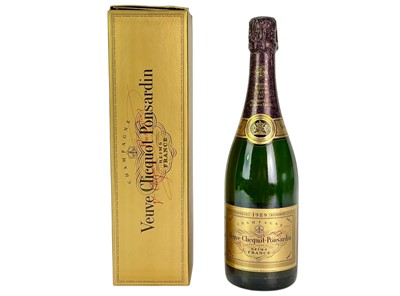 Lot 138 - A bottle of Veuve Clicquot Ponsardin 1989 vintage champagne.