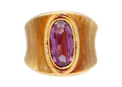 Lot 33 - An 18k gold synthetic colour-change sapphire band ring.