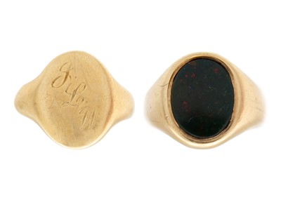 Lot 62 - A selection of two 9k gold signet rings.