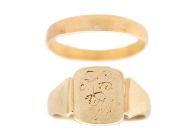 Lot 87 - A selection of two gold rings.