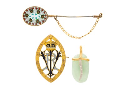 Lot 82 - A selection of 9k gold items with an Italian Murano glass pin.