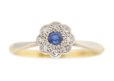 Lot 67 - An antique 18k gold cornflower blue sapphire diamond daisy ring.