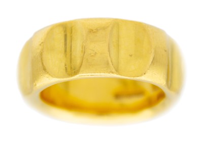 Lot 5 - PALOMA PICASSO FOR TIFFANY & CO - A heavy 18k gold groove band ring.