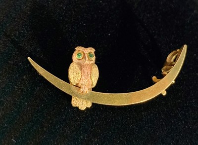 Lot 2591 - A 9ct two colour gold owl brooch the bird with...