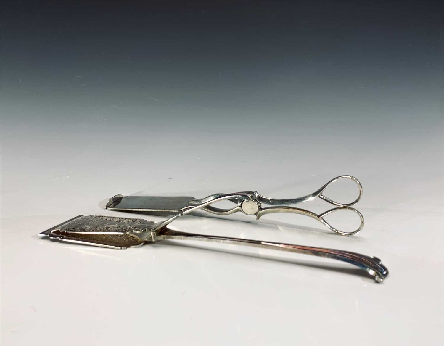 Lot 2307 - A pair of electroplated asparagus tongs with...