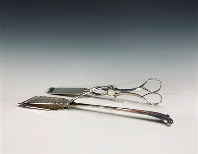 Lot 2307 - A pair of electroplated asparagus tongs with...