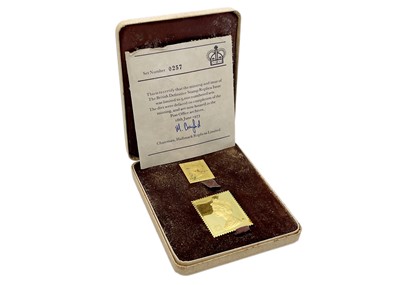 Lot 136 - A 22ct gold Penny Black and £1 Machin Definitive Stamp Replica Issue cased set.