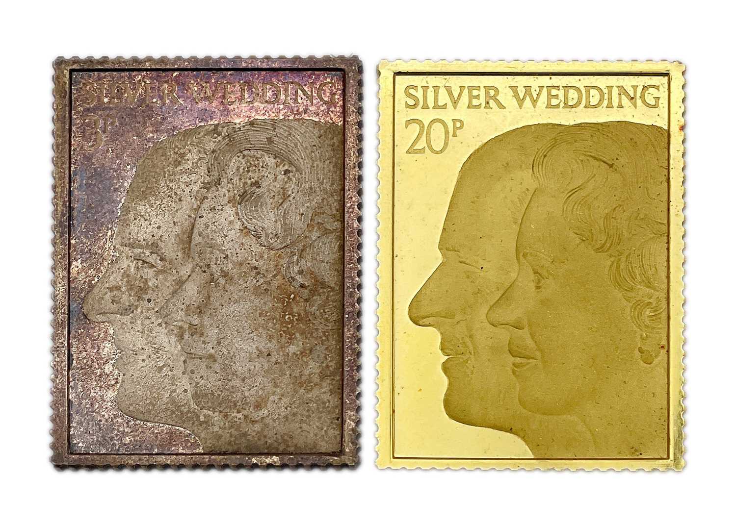 Lot 135 - A Royal Silver Wedding Anniversary stamp replica set in 22ct gold and silver.