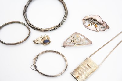 Lot 272 - A selection of silver jewellery.