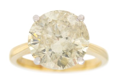 Lot 194 - An 18k yellow and white gold diamond solitaire ring.