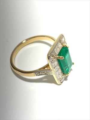 Lot 2457 - An impressive emerald ring of approximately 2...