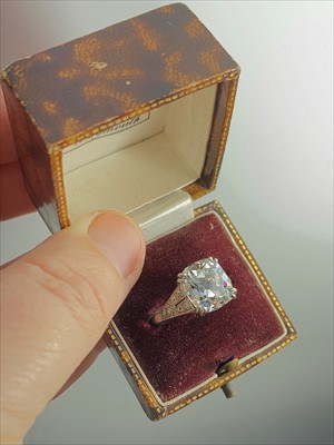 Lot 2525 - A valuable diamond ring the stone...
