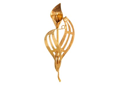 Lot 93 - A modern 18k gold Lilly design brooch.