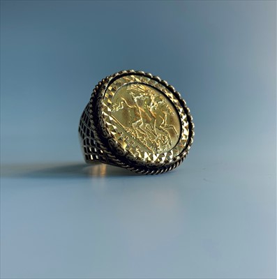 Lot 2584 - A 1925 Half-Sovereign 9ct gold ring 10.4gm