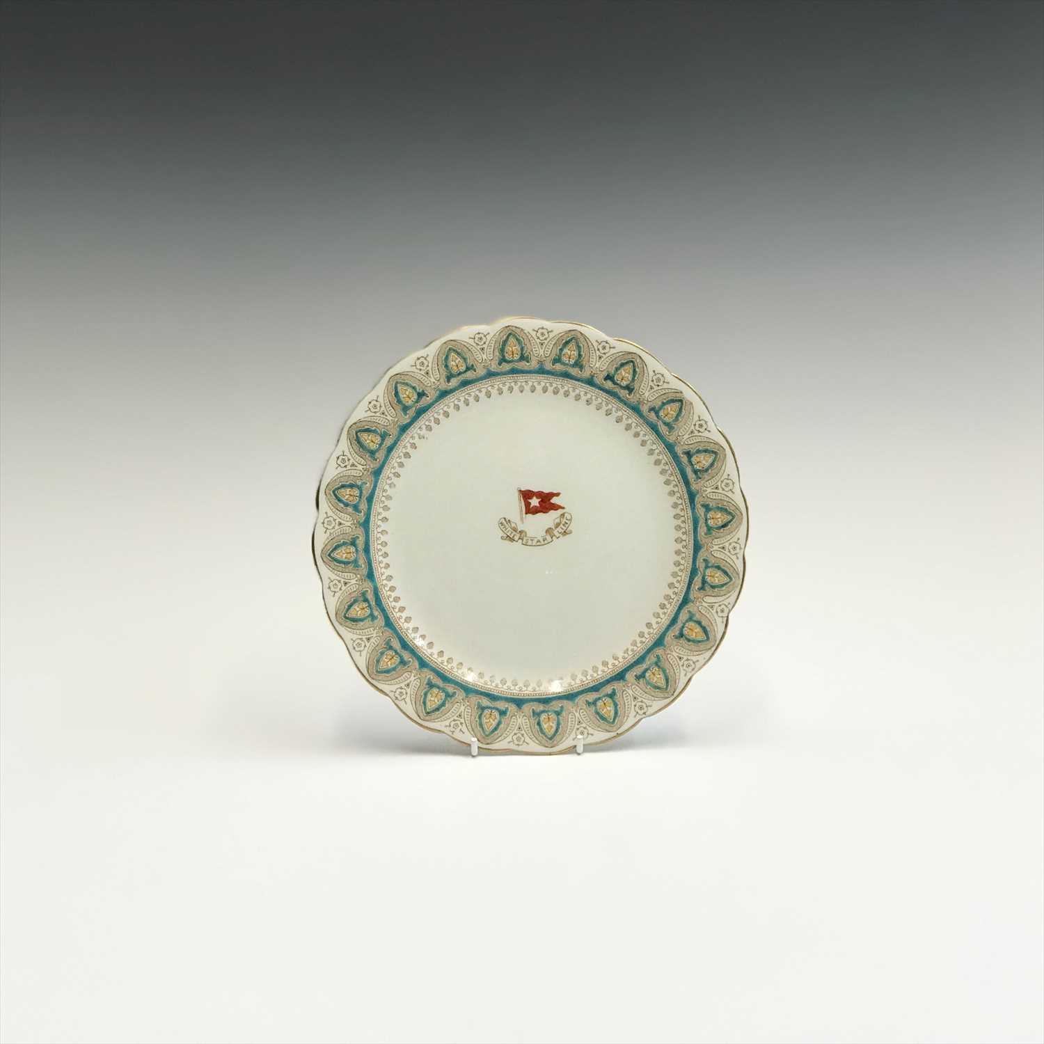 Lot 1029 - A White Star Line First Class dinner plate,...