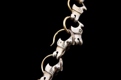 Lot 41 - BRETT PAYNE - A good contemporary 18k and silver horse head design necklace.