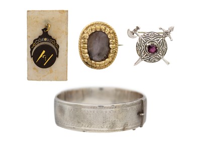 Lot 123 - A selection of jewels.