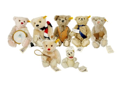 Lot 436 - STEIFF TEDDY BEARS - A limited edition 'Steiff Family' series of seven bears for Danbury Mint.