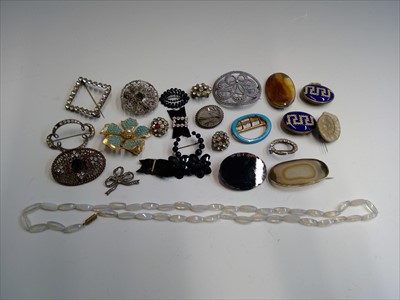 Lot 2625 - Brooches etc.