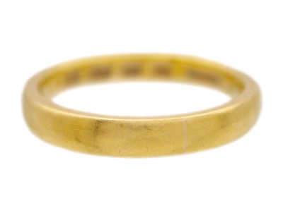 Lot 134 - A 22k band ring.